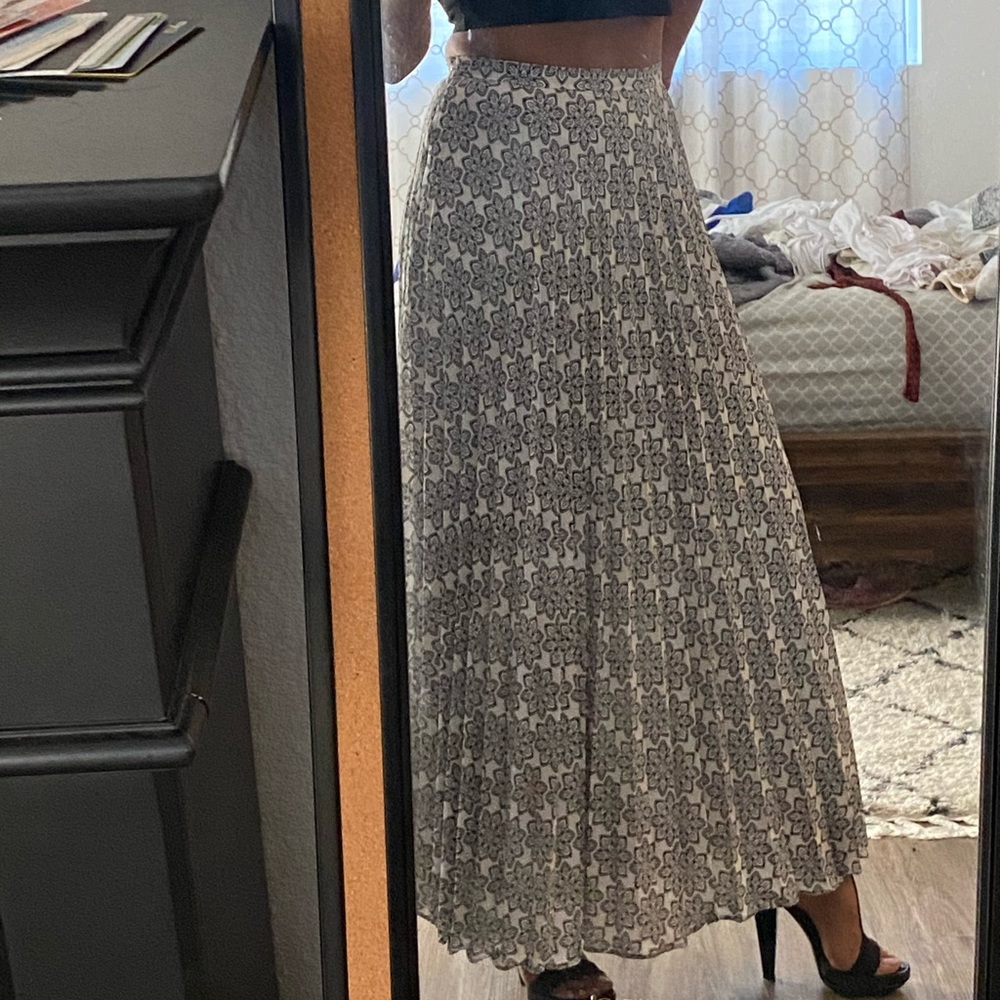 Long plead skirt